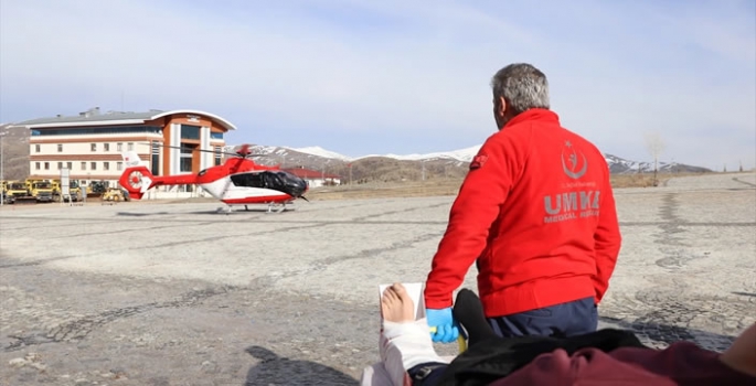 Kayak yaparken bacağı kırılan kişi ambulans helikopterle hastaneye ulaştırıldı