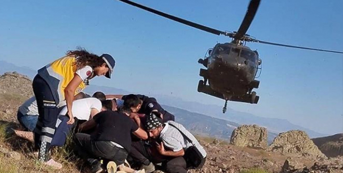 Kayalıktan düşen genç kız askeri helikopterle hastaneye ulaştırıldı