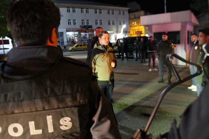 Kaymakam Demirer, gece yarısı yapılan güvenlik ve asayiş uygulamasına katıldı