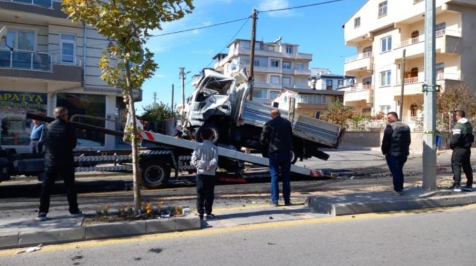 Kayseri'de freni patlayan kamyon otomobille çarpıştı: 1 ölü