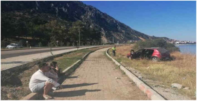 Kaza yapan genç çift sarılarak birbirini teselli etti