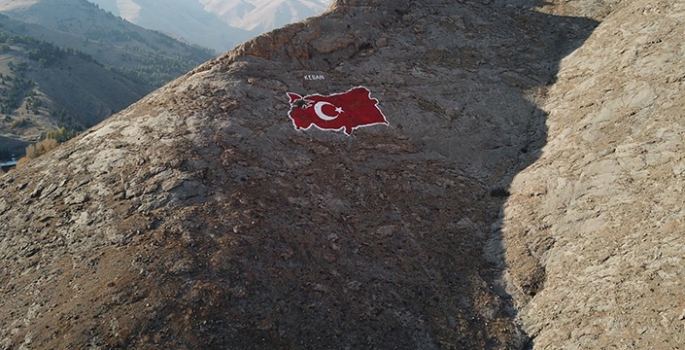 Keban'da dağa çizilen Türkiye haritası boyanarak yenilendi