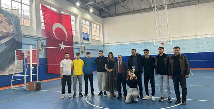 Keban Meslek Yüksekokulu öğrencileri voleybol turnuvasında yarıştı