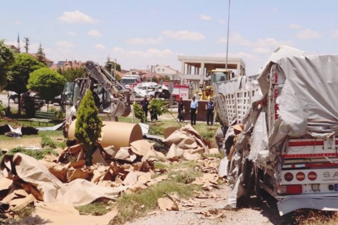 Kırmızı Işıkta Geçen TIR'ın Çarptığı Otomobilde 1 Kişi Hayatını Kaybetti