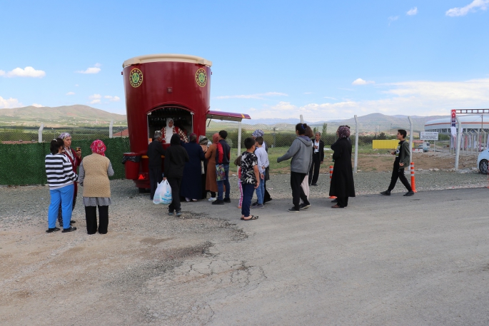 Konteyner kentteki depremzedelere günlük 2 bin bardak kahve ikram ediliyor