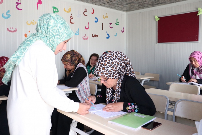 Konteynerde yaşayan kadınlar ilk kez okuma yazma ve Kur'an öğrenme imkanı buldu