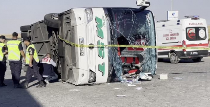 Korkunç kaza! Otomobil ve otobüs çarpıştı: 2 ölü, 25 yaralı