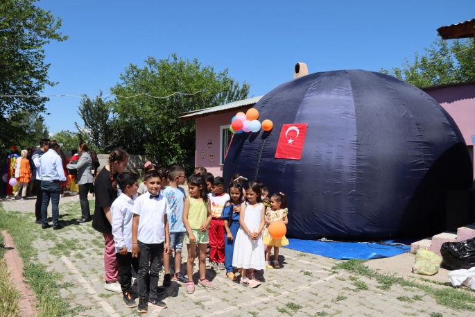 Köy çocuklarının karne hediyesi 