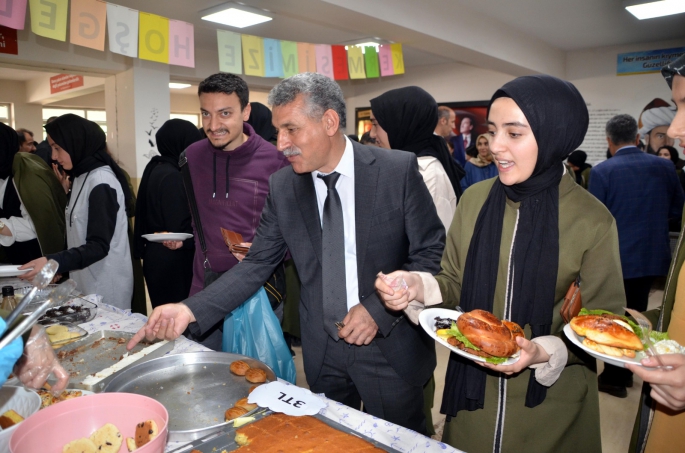 Lise öğrencileri deprem bölgesindeki kardeş okulları için kermes düzenledi