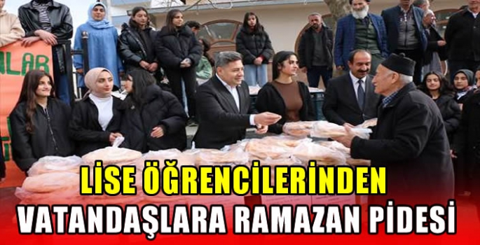 Lise öğrencilerinden vatandaşlara ramazan pidesi