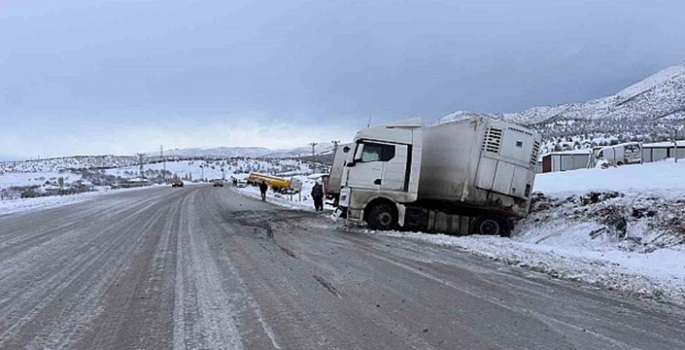 Makas kıran tır kaza yaptı; 1 yaralı