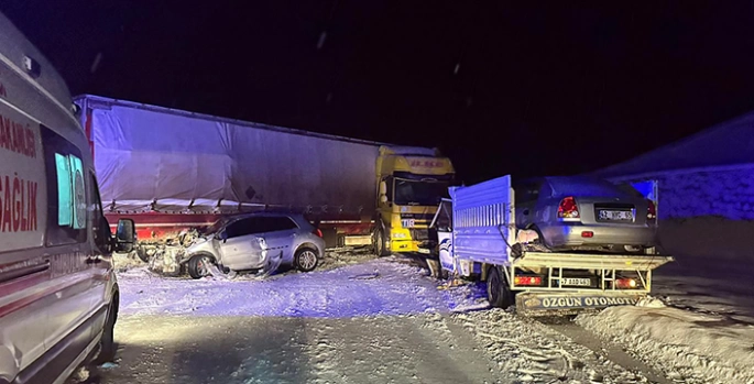 Malatya'da 3 aracın karıştığı zincirleme trafik kazasında 3 kişi yaralandı