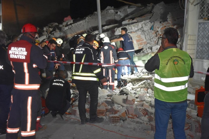 Malatya'da ağır hasarlı 3 katlı bina çöktü