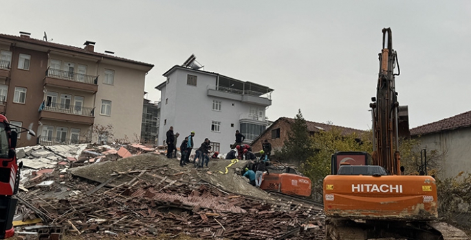 Malatya'da ağır hasarlı bina yıkılırken iş makinesinin üzerine devrildi