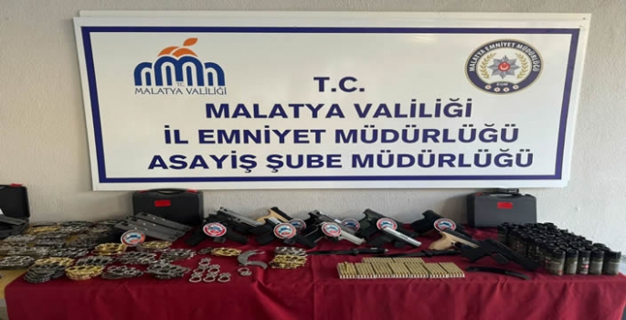 Malatya'da bir iş yerinde ruhsatsız 20 silah ele geçirildi