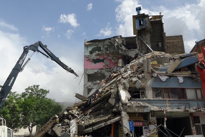 Malatya'da deprem sonrası ağır hasarlı binaların yıkımı sürüyor