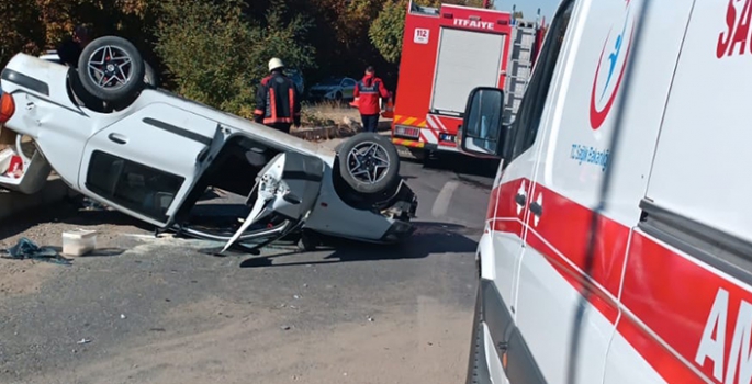 Malatya'da devrilen otomobildeki 2 kişi yaralandı