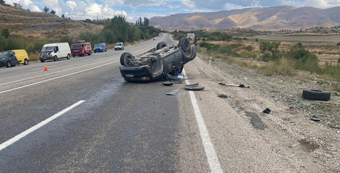 Malatya'da pikap ile otomobilin çarpıştığı kazada 3 kişi yaralandı