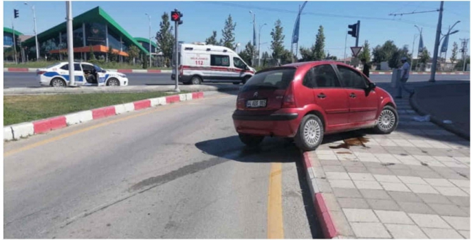 Malatya'da refüje çarpan otomobildeki 2 kişi yaralandı