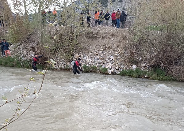 Malatya'da takılan oltasını kurtarmak için çaya giren çocuk boğuldu