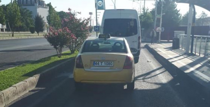 Malatya'da taksi ile minibüsün çarpıştığı kazada 5 kişi yaralandı