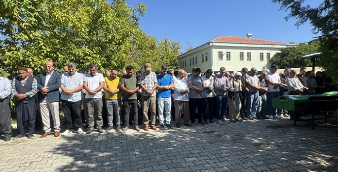 Malatya'da yük treninin çarptığı tarım aracında ölen anne ve 2 çocuğu defnedildi