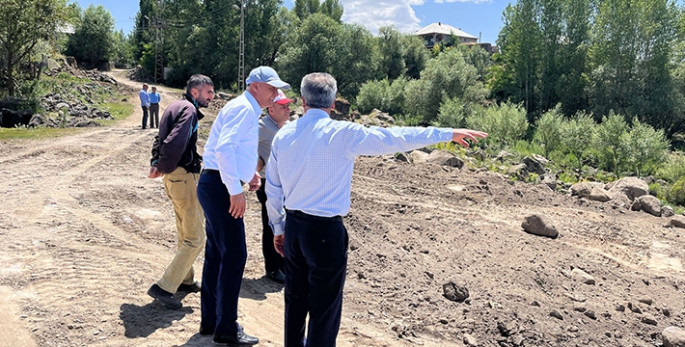 Malazgirt Belediyesi'nden Yol Çalışması: Bozuk yolar onarılıyor