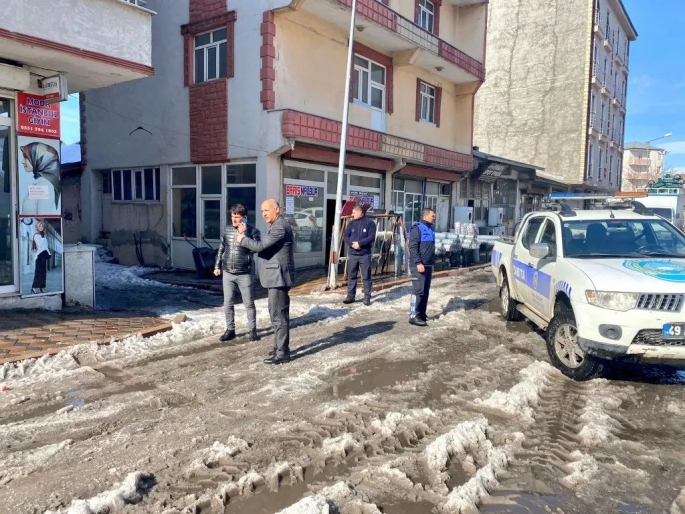 Malazgirt Belediyesi'nin Kar ve Buz Kaldırma Çalışmaları Sürüyor