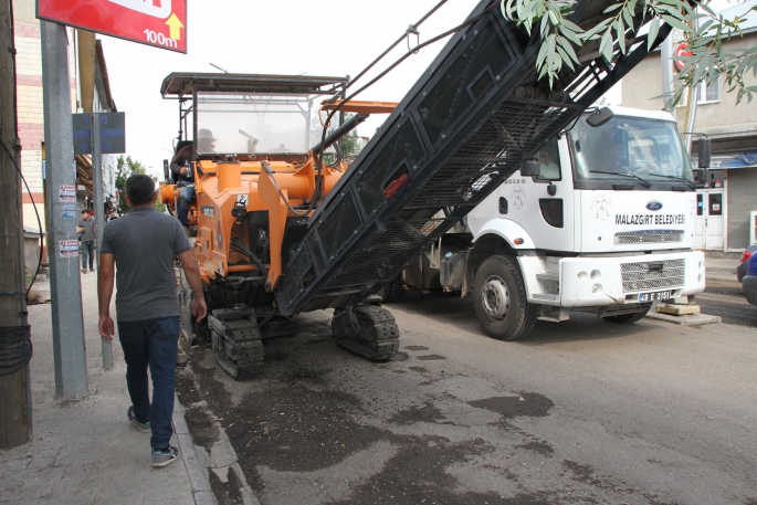 Malazgirt Belediyesi'nin sıcak asfalt çalışması