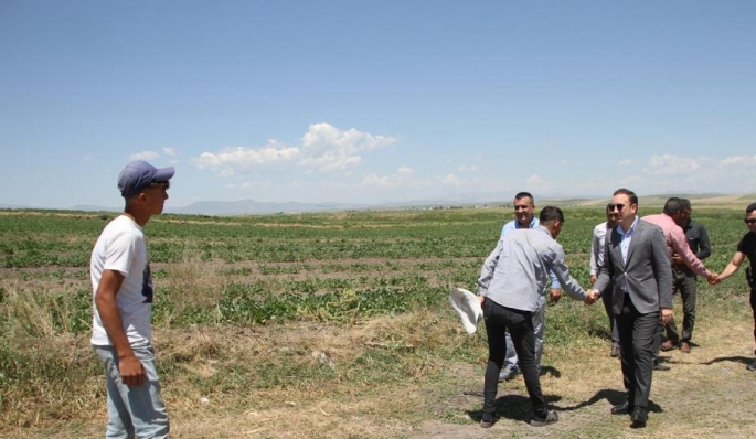 Malazgirt Kaymakamı çiftçilerle bayramlaştı