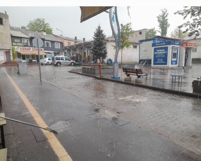 Malazgirt'te etkili olan sağanak yağış hayatı olumsuz etkiledi(video haber)