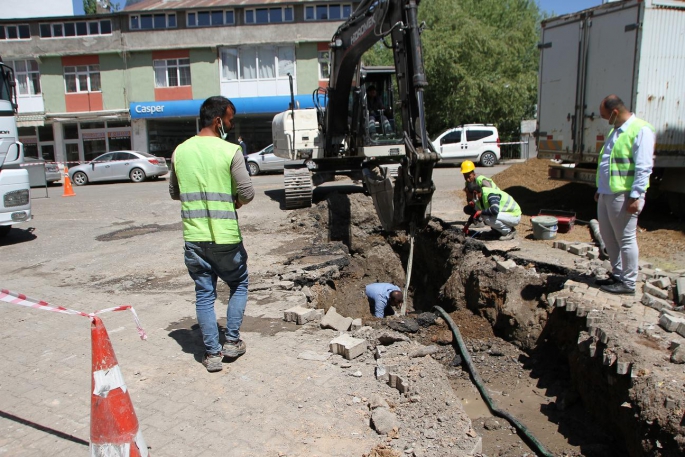 Malazgirt'te Kanalizasyon Çalışmaları Devam Ediyor