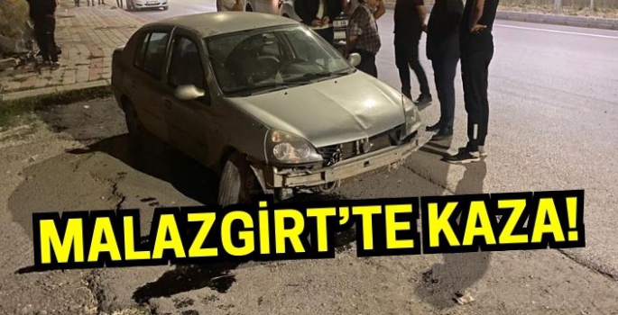 Malazgirt’te kaza: Virajı alamayan otomobil kaldırıma çıktı!