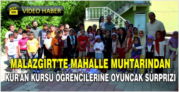 Malazgirt’te mahalle muhtarından Kur’an kursu öğrencilerine oyuncak sürprizi