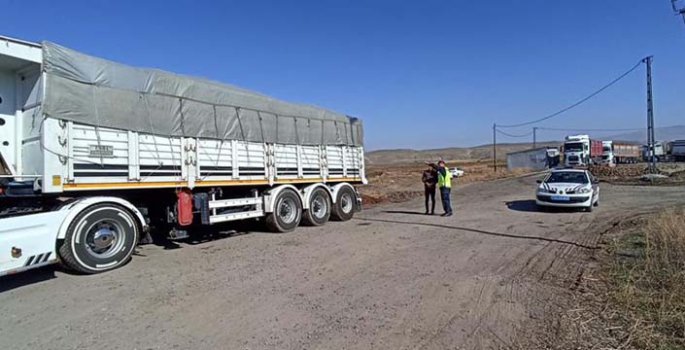 Malazgirt’te trafik ekipleri pancar taşıyanları uyardı! Kazalara sebep olmayın…