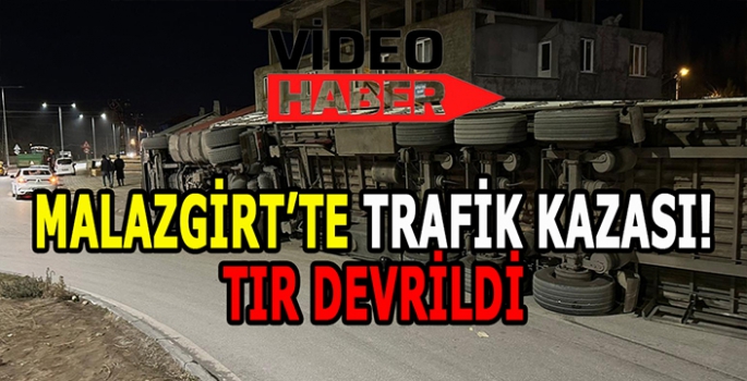 Malazgirt'te trafik kazası: Virajı alamayan tır devrildi!