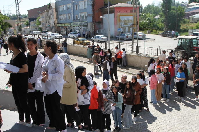 Malazgirt’te YKS)’nin ilk oturumu başladı! Öğrenciler  üniversite için ter dökecek 