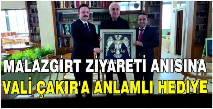 Malazgirt ziyareti anısına Vali Çakır’a anlamlı hediye