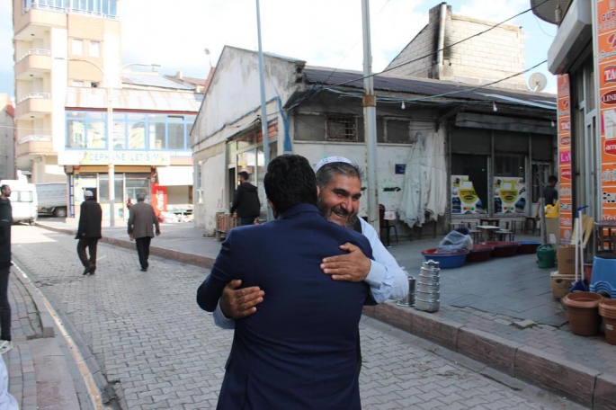 Malazgirtliler AK Parti Adayını Bağrına Bastı