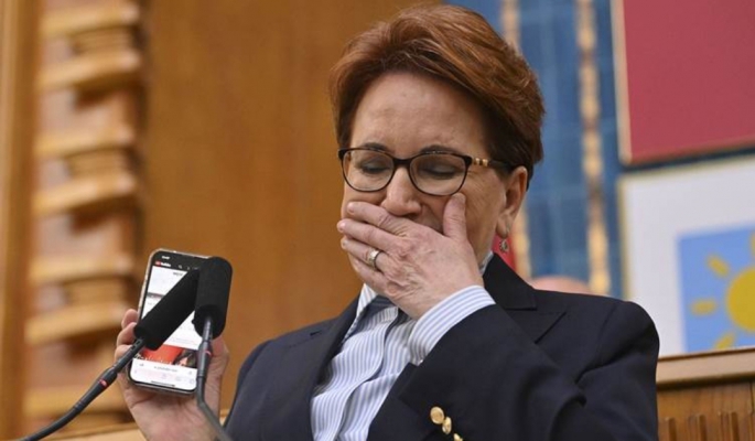 Meral Akşener kürsüde gözyaşlarını tutamadı