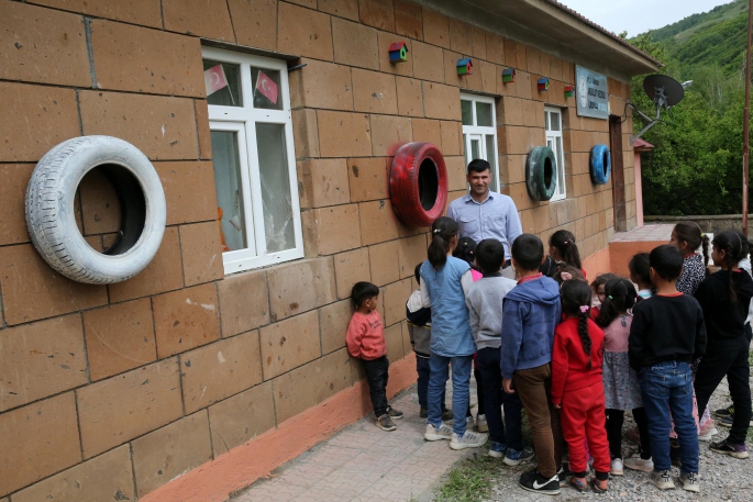 Mezradaki okulun çevresini kuş yuvaları ve çiçekliklerle donattılar 