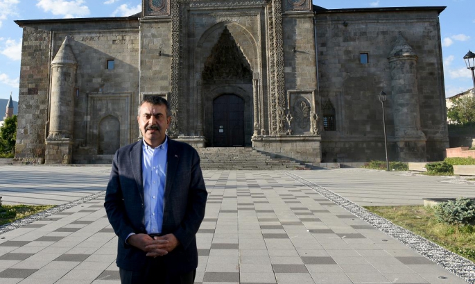 Milli Eğitim Bakanı Tekin bayram namazını Erzurum'daki Ulu Camii'de kıldı