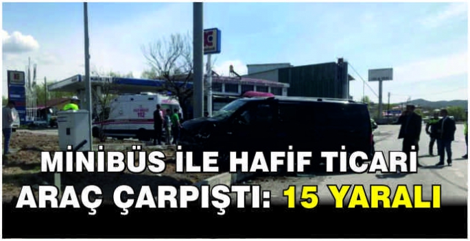 Minibüs ile hafif ticari araç çarpıştı: 15 yaralı