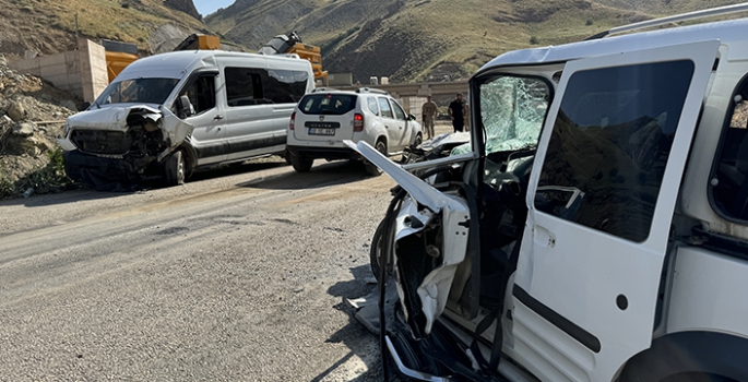 Minibüs ile hafif ticari aracın çarpışması sonucu 15 kişi yaralandı