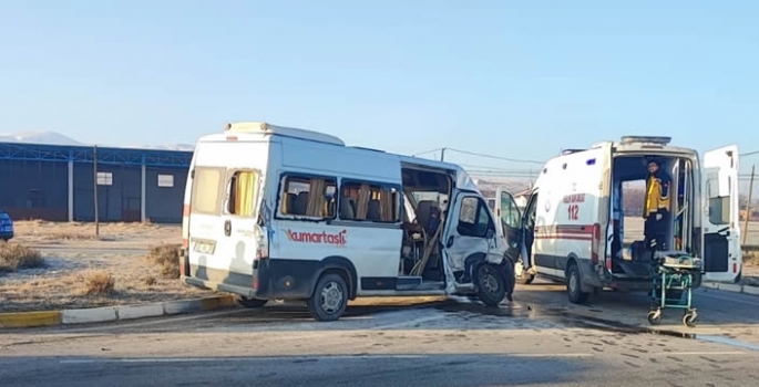 Minibüs ile kamyonetin çarpışması sonucu 8 kişi yaralandı