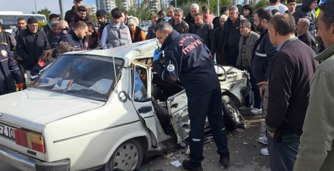 Minibüs ile otomobilin çarpıştığı kazada 9 kişi yaralandı