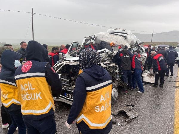 Minibüs ile TIR çarpıştı: 4 kişi hayatını kaybetti