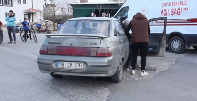 Motosiklet ile otomobilin çarpışması sonucu sürücüler yaralandı