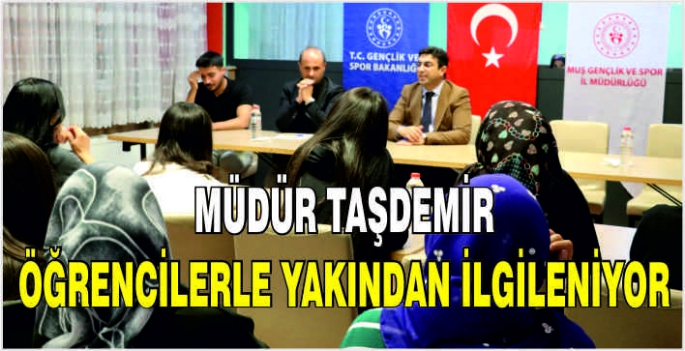 Müdür Taşdemir öğrencilerle yakından ilgileniyor