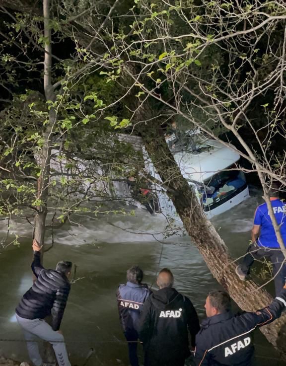 Munzur Çayı’na düşen kamyonda mahsur kalan 2 kişiyi ekipler kurtardı